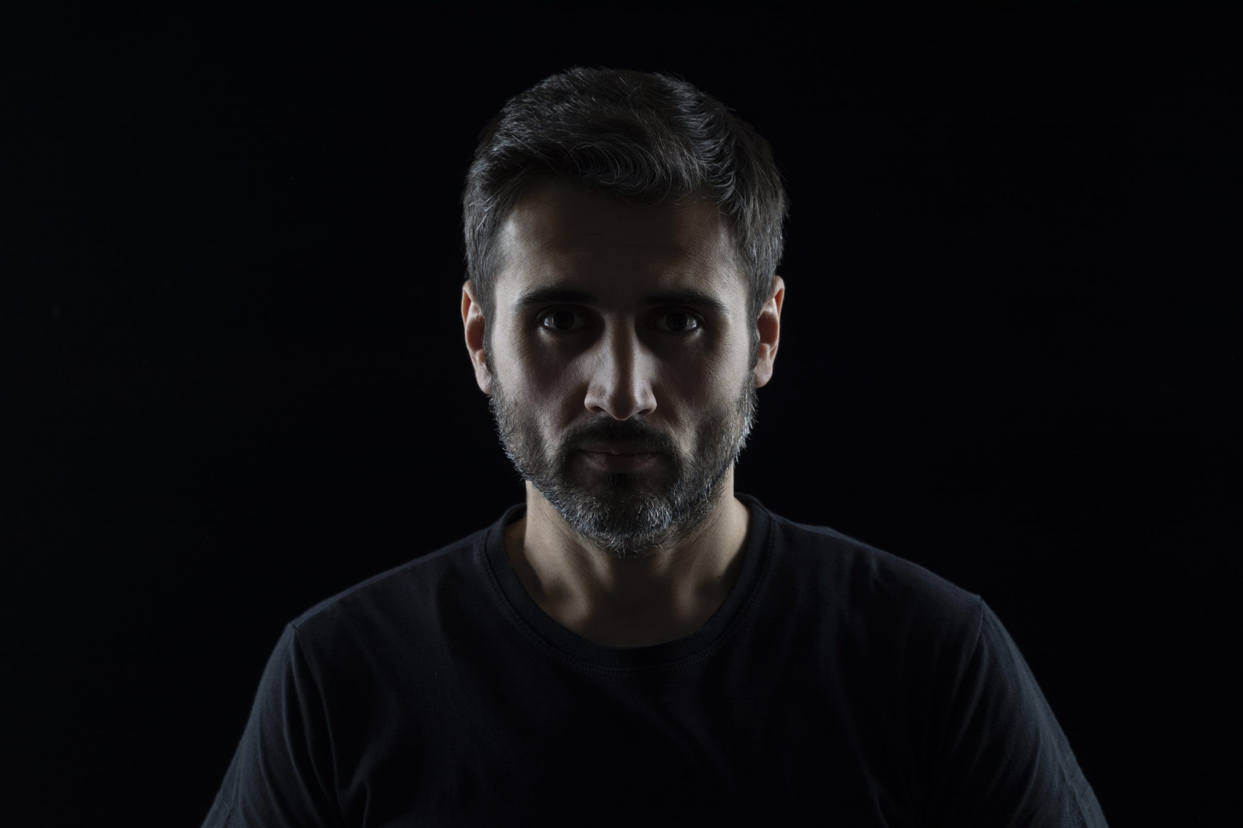 سکوت وحشی چشمان بی مروت تو، کشانده پای جهان را به سمت سیب هوس